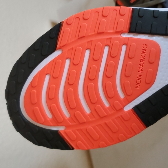 NWOB Women's Adidas EQ21 Run 2.0J size 6 - Picture 9 of 17